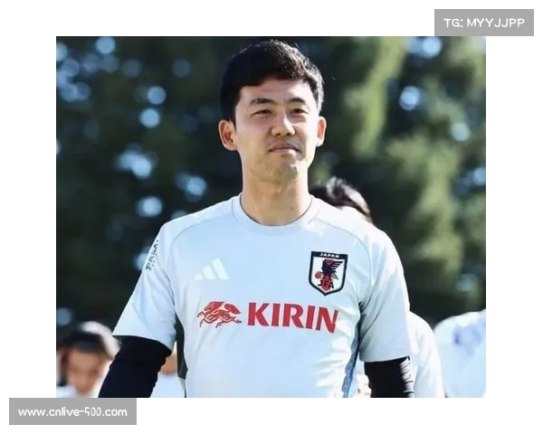 利物浦中场远藤航脚踝严重受伤，被担架抬离光明球场